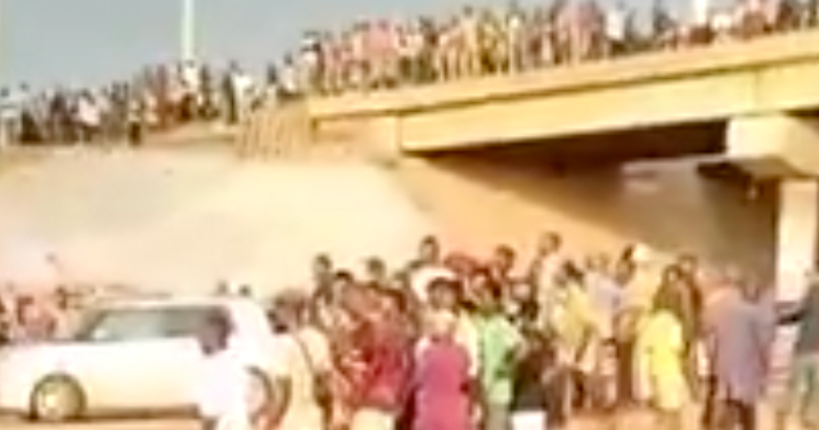 População enfurecida faz ‘churrasco’ de assaltantes no meio da rua; cenas fortes