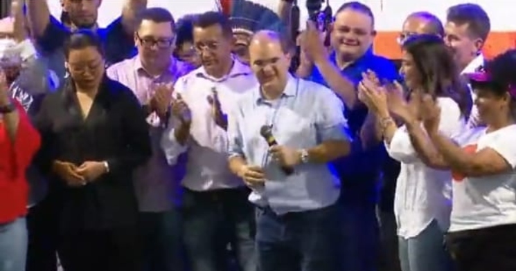 Ricardo Nicolau homenageia memória do pai, Luiz Fernando, durante oficialização da candidatura ao Governo do Estado