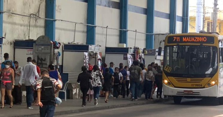 Morador de rua tem perna esmagada após ser atropelado por ônibus no T2; veja vídeo