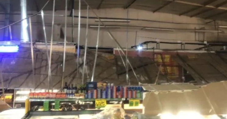Teto de supermercado desaba deixando duas pessoas feridas