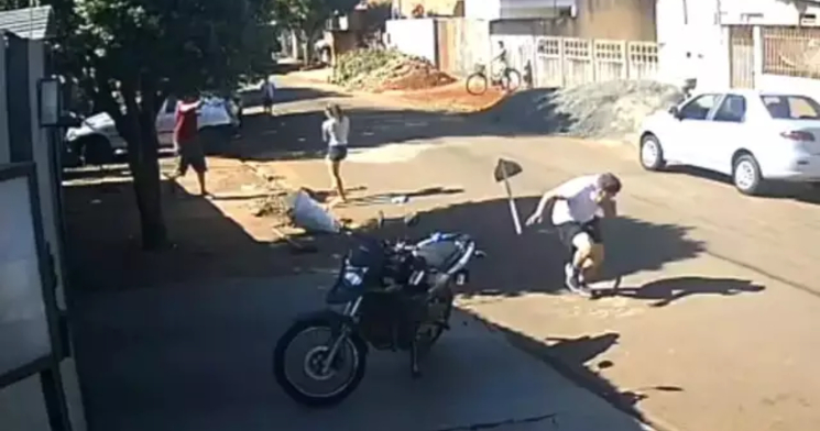 Indignado com serviço de limpeza, homem tenta matar vizinho a tiros por sujeira em calçada; veja vídeo