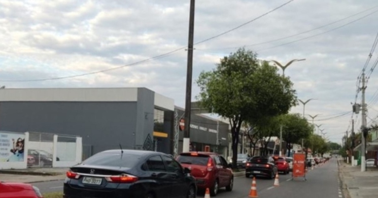 Faixa bloqueada deixa trânsito caótico em avenida de Manaus