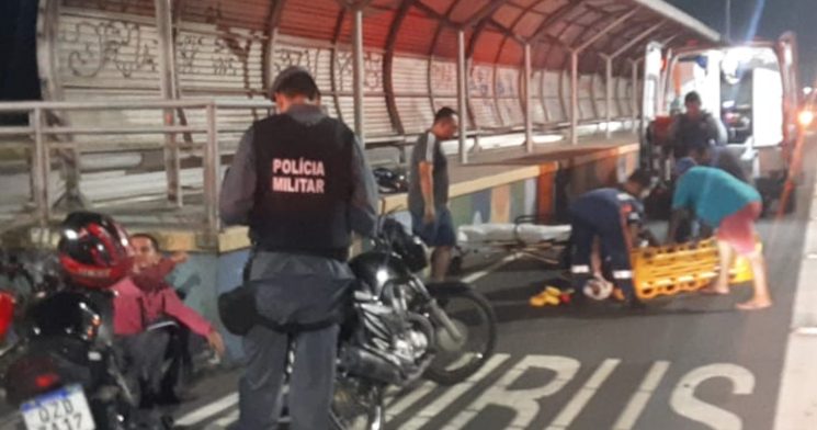Pneu de moto estoura e homem sofre grave acidente na avenida das Torres; veja vídeo