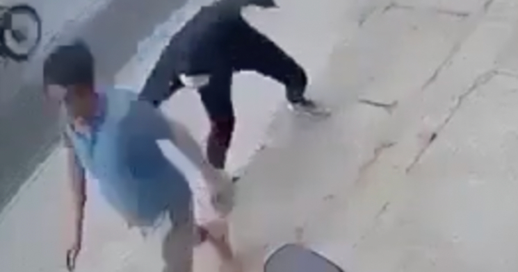 Bandido mascarado surge “do nada” e ‘tora’ o pé de homem distraído; veja vídeo