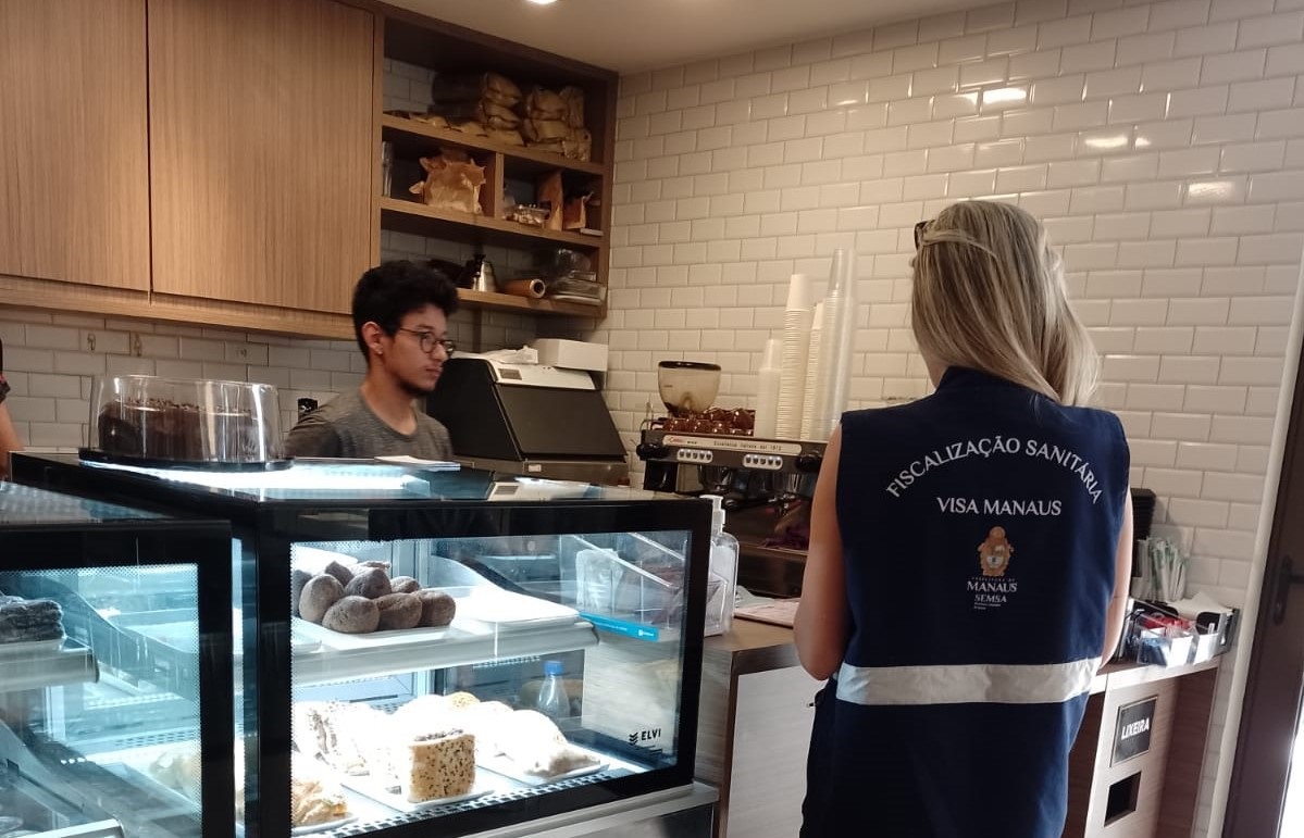 Ação da Prefeitura de Manaus leva orientações sanitárias a estabelecimentos da zona Centro-Sul