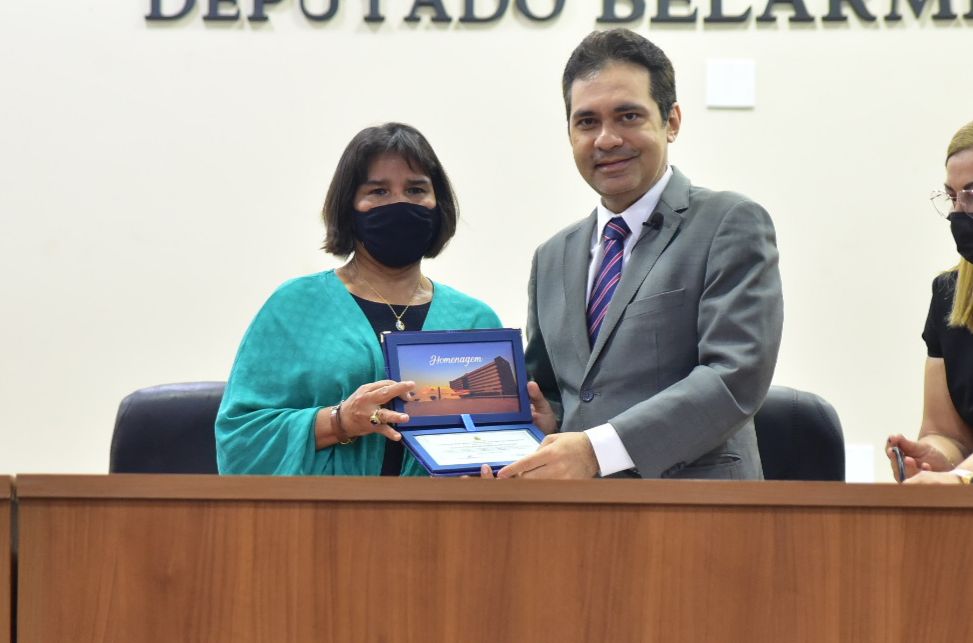 Profissionais do Instituto da Mulher Dona Lindú são homenageados por deputado Álvaro Campelo