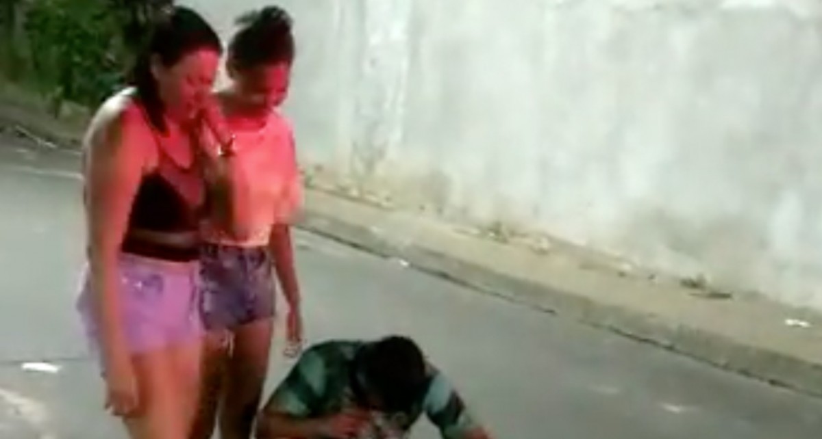Mãe chora abraçada com o corpo de filho assassinado a facadas no Amazonas; veja