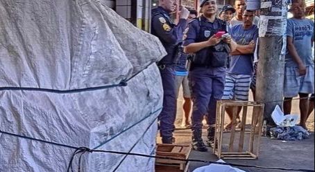 Homem é perseguido e tem cabeça estourada na bala no Centro de Manaus; veja vídeo