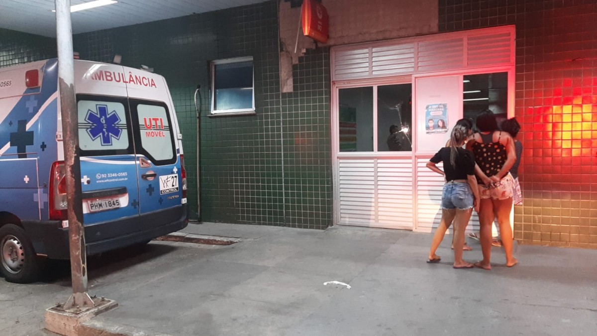 Dono de mercadinho no Jorge Teixeira é baleado por criminosos enquanto assistia jogo de futebol; veja vídeo