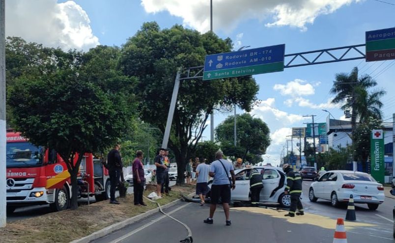 Urgente: motorista fica presa às ferragens após grave acidente na Torquato Tapajós; veja vídeo