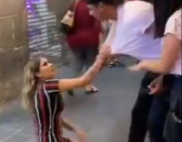 Jovem se humilha pedindo para voltar com o ex-namorado na frente da atual dele; veja vídeo