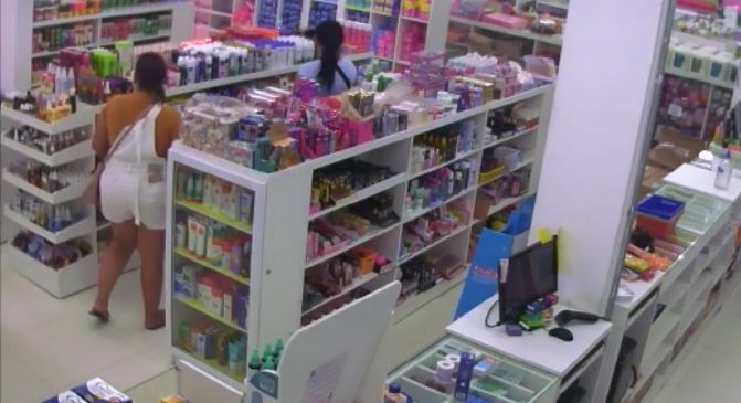 ‘Rainhas da catinga’: mulheres são flagradas roubando todos os desodorantes de drogaria no Tarumã; veja vídeo