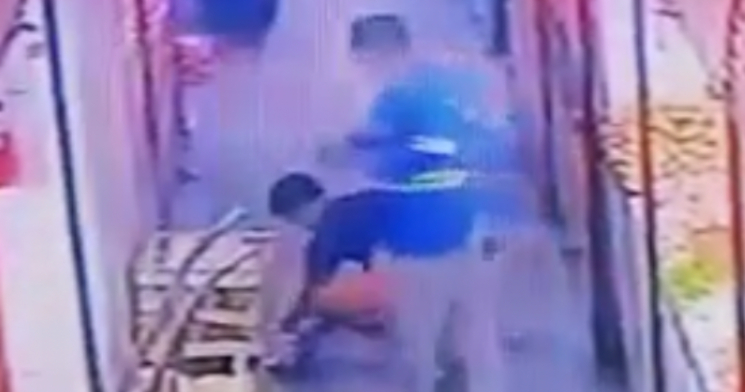 Pistoleiro usando farda da Águas de Manaus executa homem em Feira do Centro; veja vídeo