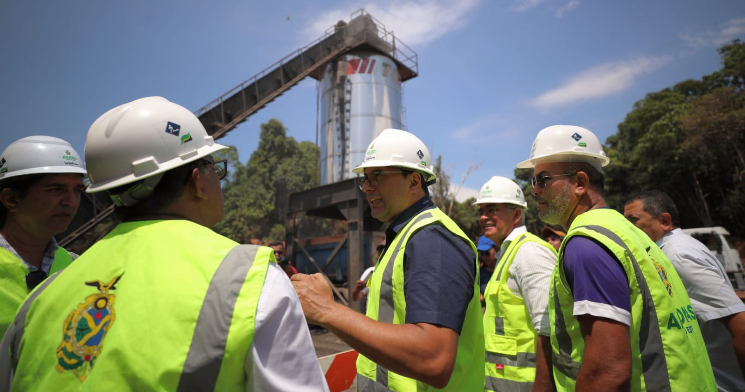 Wilson Lima vistoria início de asfaltamento da AM-010, que tem fábrica exclusiva de produção de asfalto para celeridade da obra