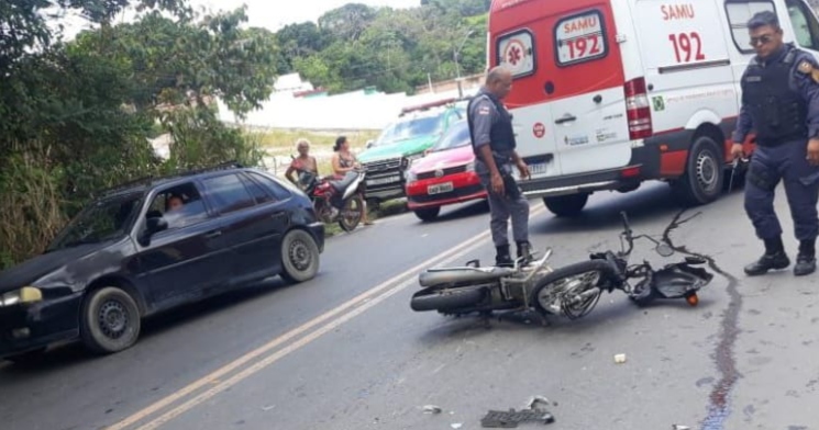 Motociclista é arremessado após “fechada” de carro no Monte das Oliveiras; cenas fortes