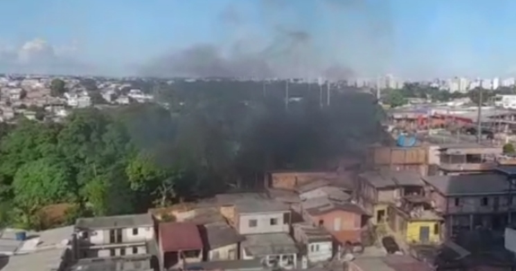 Urgente: incêndio atinge casa e assusta moradores no Lírio do Vale; veja vídeo