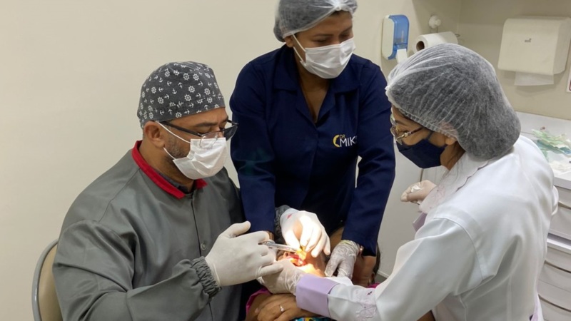 PCDs encontram apoio em cirurgião-dentista benemérito para eliminar dor de dente