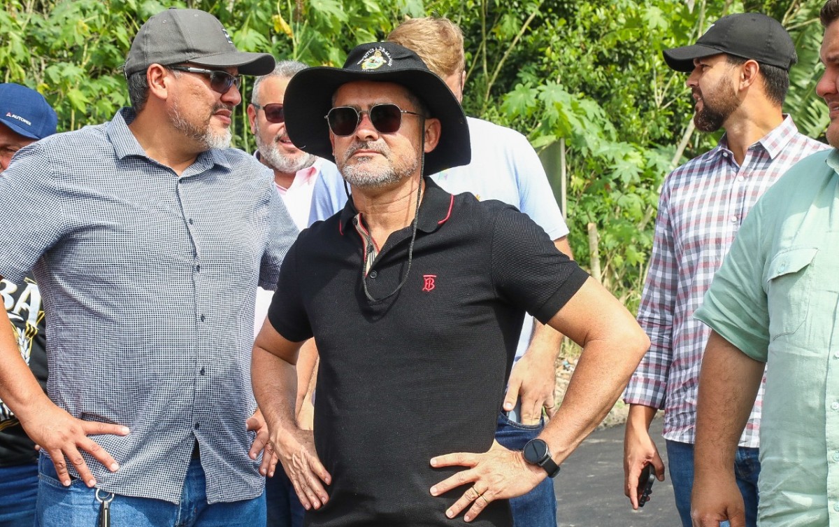 Prefeito David Almeida vistoria ações de recuperação viária na zona Centro-Oeste e Norte de Manaus