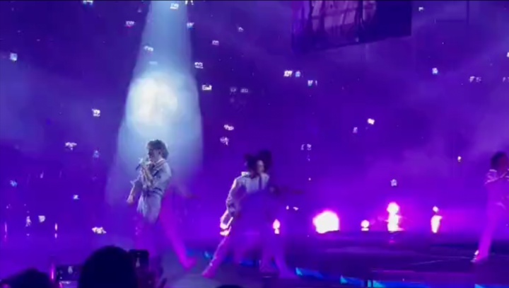 Tragédia: cantor tem cabeça esmagada por telão durante show lotado; veja vídeo