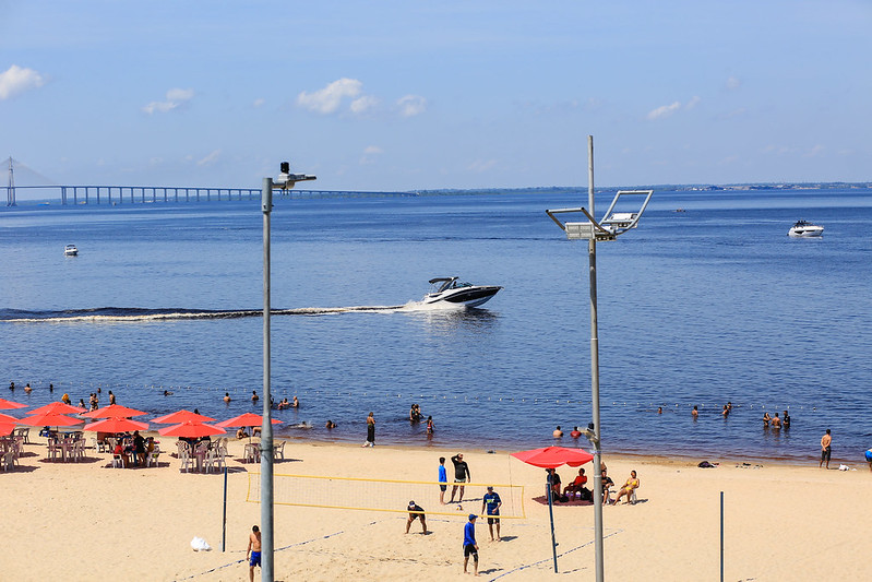 Embarcações devem se manter distantes de banhistas na praia da Ponta Negra