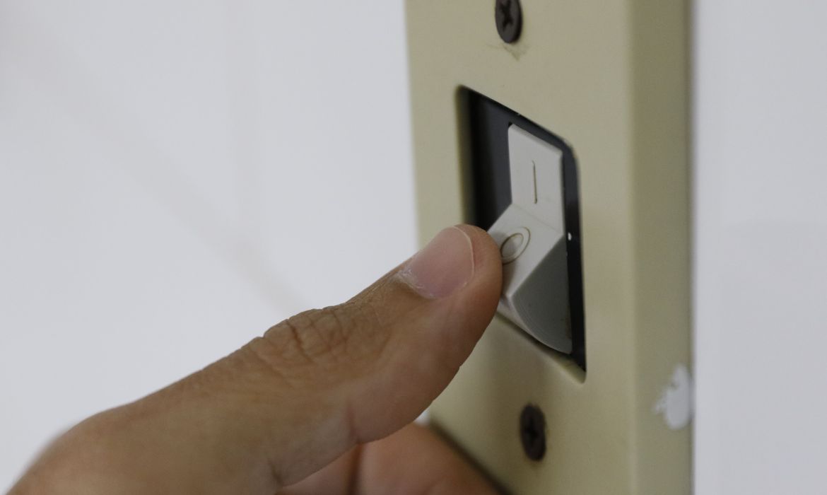 Saiba quais bairros ficam sem energia elétrica nesta semana em Manaus