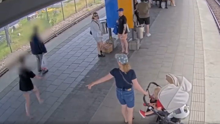 Consumida pela maldade, mulher empurra idoso nos trilhos de trem e passageiros se desesperam; veja vídeo