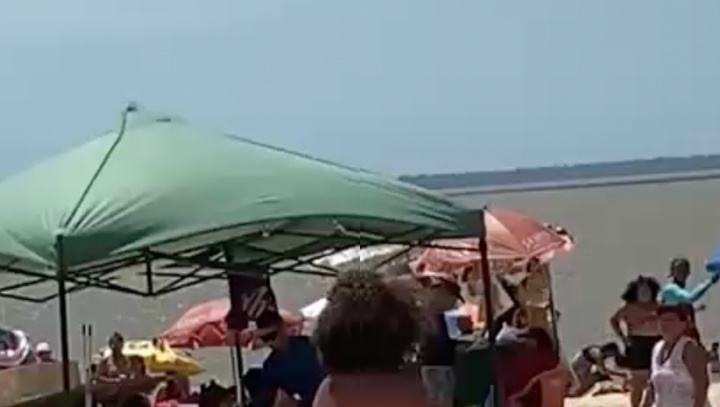 Mulher enlouquece ao ver hippie ‘boazuda’ desfilando como veio ao mundo em praia lotada; veja vídeo