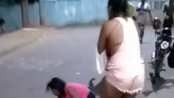 Mãe enlouquece e solta gritos de agonia ao ver filho de 15 anos executado; veja vídeo