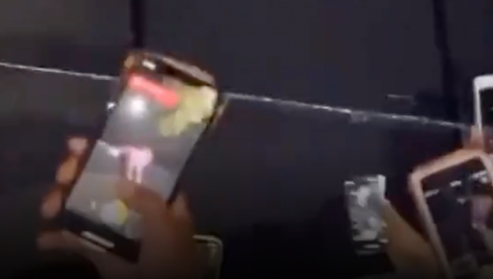 Jovem incorpora o ‘Homem-Aranha’ e maceta ‘Mary Jane’ nas alturas; veja vídeo