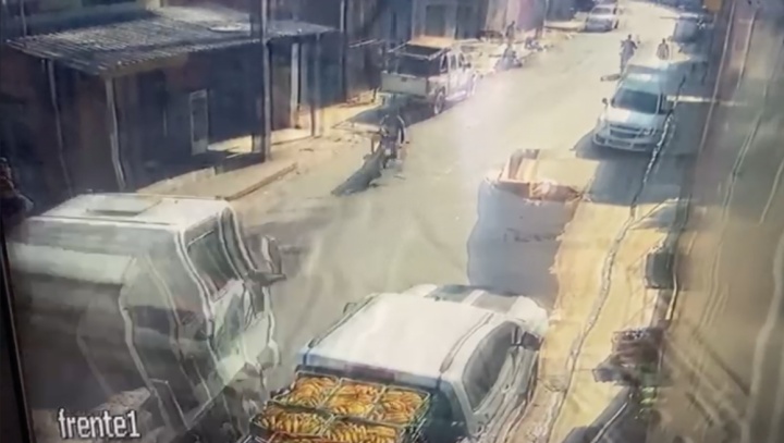 Urgente: veja o momento que motoqueiro morre ao bater de frente com caminhão em Manaus