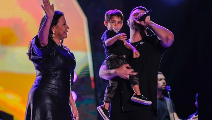 Filho e mãe de Marília Mendonça fazem homenagem emocionante à cantora durante show de Murilo Huff; veja vídeo