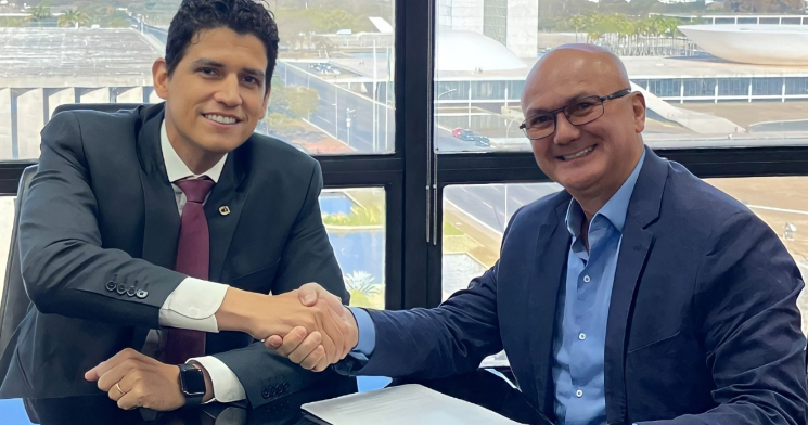 Menezes recebe do Ministro da Infraestrutura licença prévia para reconstrução do trecho do meio da BR-319; veja vídeo