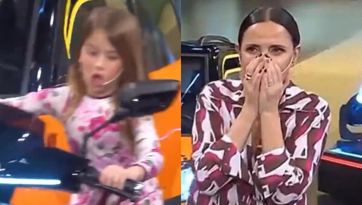 Menina de 7 anos acelera moto durante programa ao vivo e mãe se desespera; veja vídeo