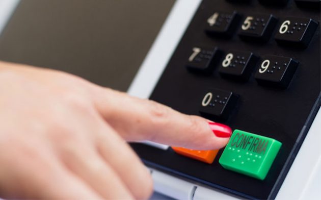 TSE disponibiliza simulador para eleitor treinar voto na urna eletrônica; confira