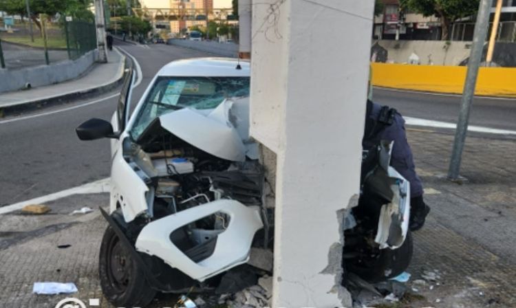 Mulher fica presa às ferragens em grave acidente na av. Djalma Batista