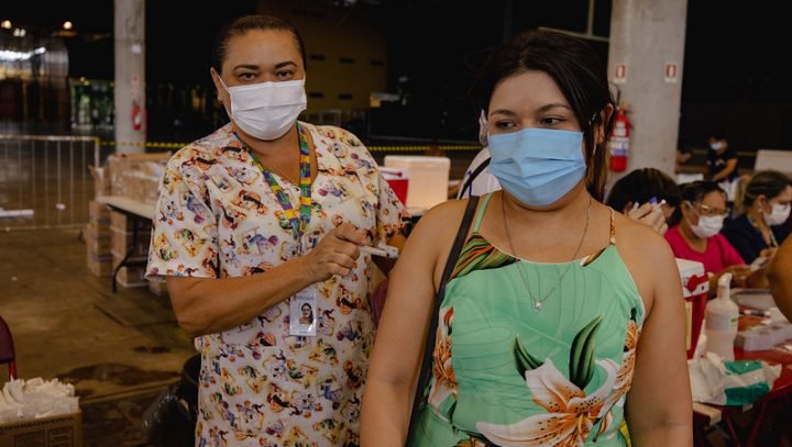 População pode atualizar esquema vacinal contra a Covid-19 em mais de 80 endereços nesta semana; confira