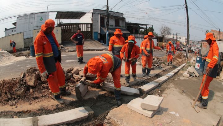 Prefeitura de Manaus recupera meio-fio, calçada e sarjeta em via da Praça 14 de Janeiro