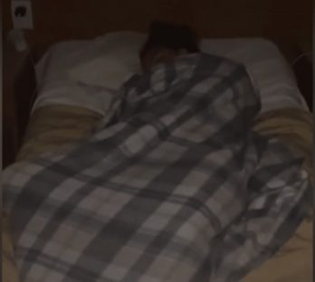 Do nada: turistas encontram mulher dormindo ‘peladona’ no quarto que estavam hospedados; veja vídeo