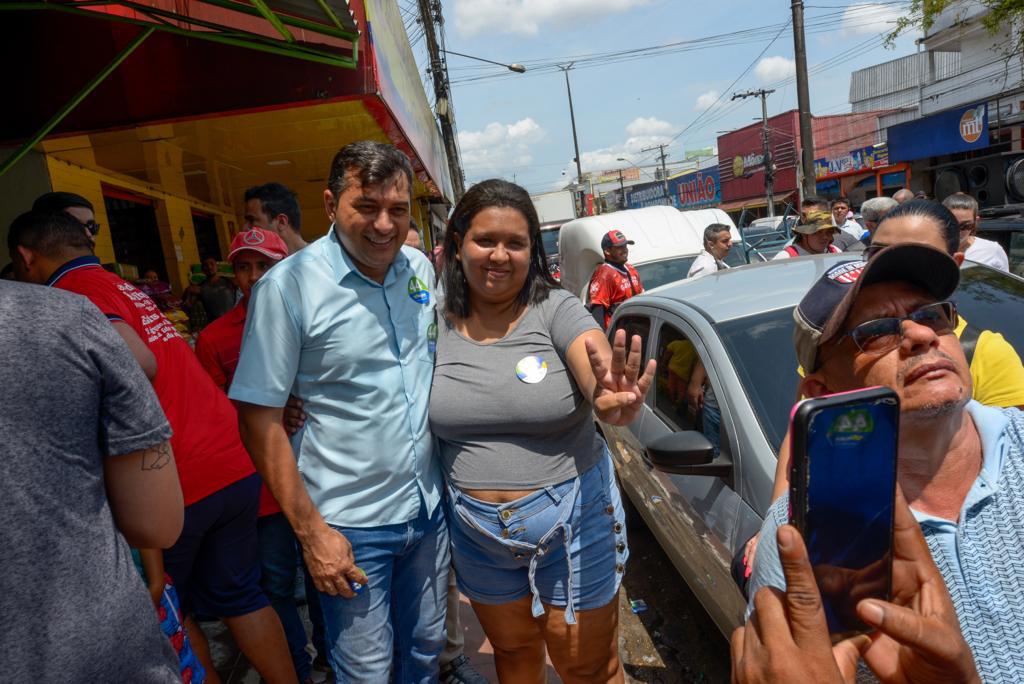 Em caminhada no Jorge Teixeira, Wilson Lima destaca importância econômica da rua do Fuxico