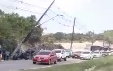 Atenção motoristas: acidente atinge poste e deixa trânsito caótico na av. Torquato Tapajós; veja vídeo