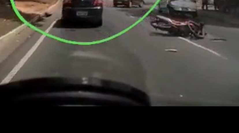 Motoqueiro é arremessado na avenida do Turismo durante acidente; veja vídeo