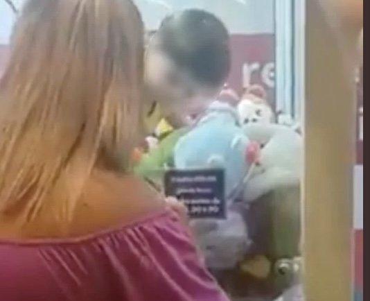 ‘Menino, pelo amor de Deus!’, diz mãe desesperada com filho engatado dentro de máquina de pegar ursos; veja vídeo