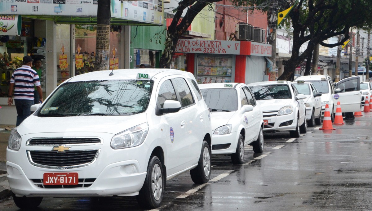 Atenção taxistas: auxílio gasolina com parcela dobrada começa a ser pago nesta terça-feira (16)