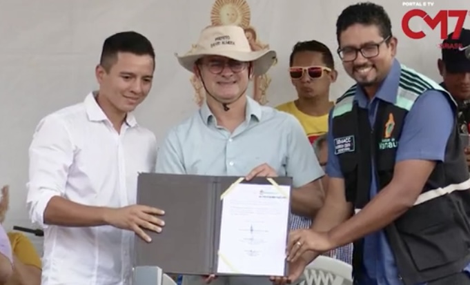 “Pai não é quem faz, é quem cria!”, diz Prefeito David Almeida após assinar ordem de reforma da feira do Armando Mendes