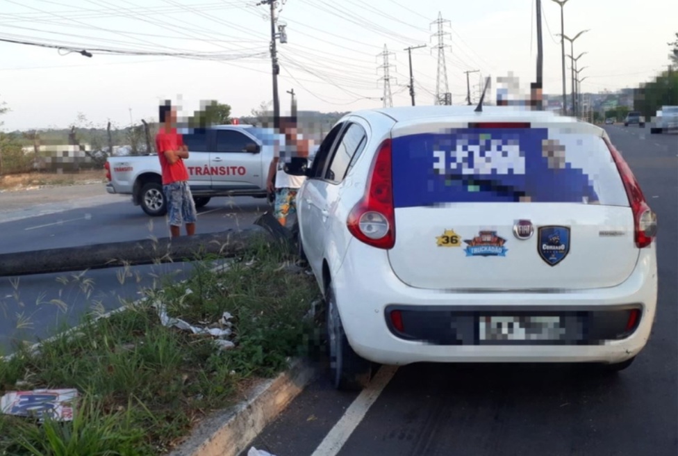Trânsito: avenida da Grande Circular é interditada após carro derrubar poste
