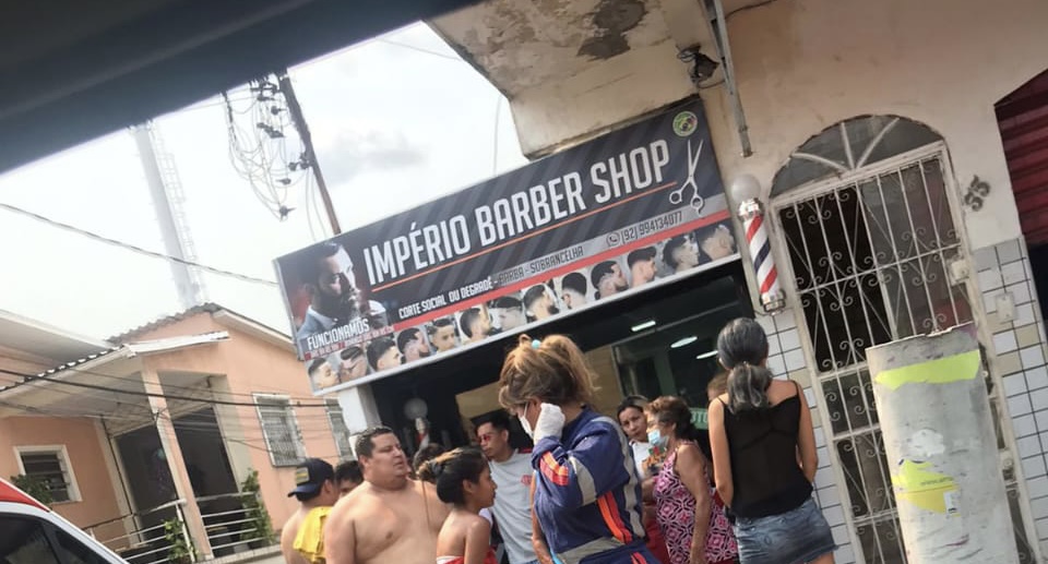 Urgente: jovem é executado dentro de barbearia em Manaus