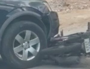 Carro atropela motociclista na zona Centro-Sul de Manaus; veja vídeo