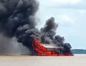 Balsas do garimpo ilegal são queimadas no Rio Madeira em operação da Polícia Federal; veja vídeo