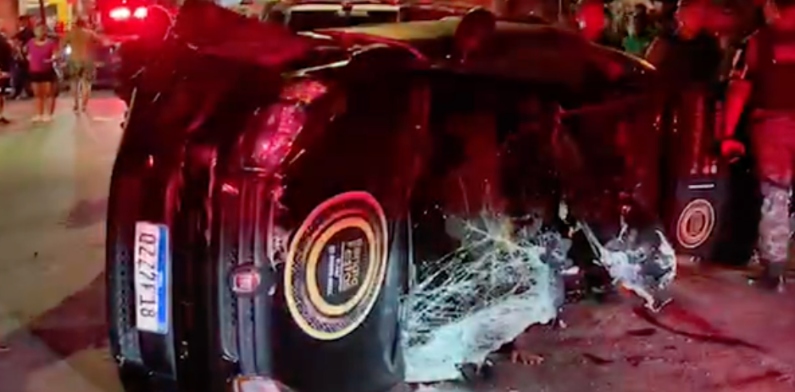 ‘Fim da linha’: perseguição policial termina em capotamento e criminoso fica preso às ferragens