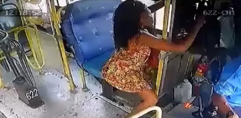“Mão de Anjo”: sem perceber, mulher furta mochila de motorista de ônibus coletivo na maior cara dura; veja vídeo